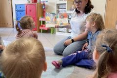 Mama Anastazji przeczytała dzieciom z grupy średniaków książeczkę o smerfach
