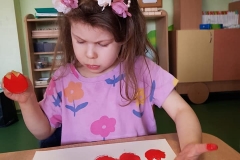 Na plastyce u Złotych Rybek królują tulipany wykonane za pomocą pieczątek z ziemniaków