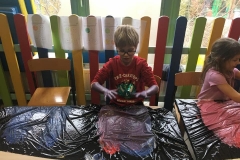 Zabawy sensoryczne Starszaków przy piosence  ''My klepiemy do rytmu''